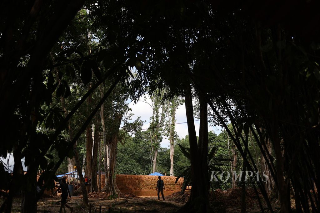 Pekerja menggarap proyek pemugaran Candi Parit Duku di Kawasan Cagar Budaya Nasional (KCBN) Muarajambi, Muaro Jambi, Jambi, Rabu (14/8/2024). 