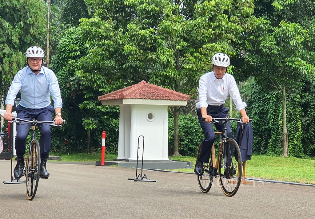Presiden Joko Widodo dan Perdana Menteri Australia Anthony Albanese bersepeda bersama di kompleks Istana Bogor, Jawa Barat, 6 Juni 2022.  