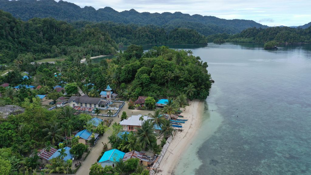  The coastline of Yensner village in Mayalibit Bay, Raja Ampat, West Papua, as seen on Thursday (3/6/2021)