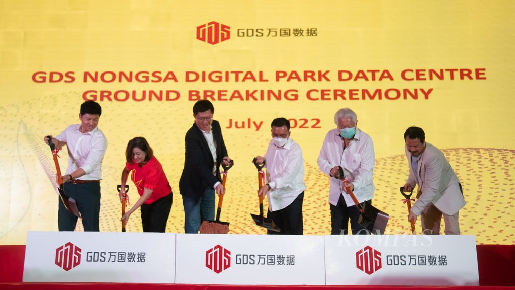 CEO GDS Holdings William Huang (ketiga dari kiri) menghadiri seremoni dimulainya pembangunan pusat data berkapasitas 28 megawatt di Kawasan Nongsa Digital Park, Batam, Kepulauan Riau, Kamis (14/7/2022).