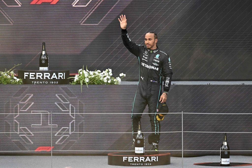 Lewis Hamilton membalas sambutan penonton saat menaiki podium ketiga seusai Grand Prix Formula 1 Austria di Sirkuit Red Bull Ring, Spielberg, Austria, 10 Juli 2022. 