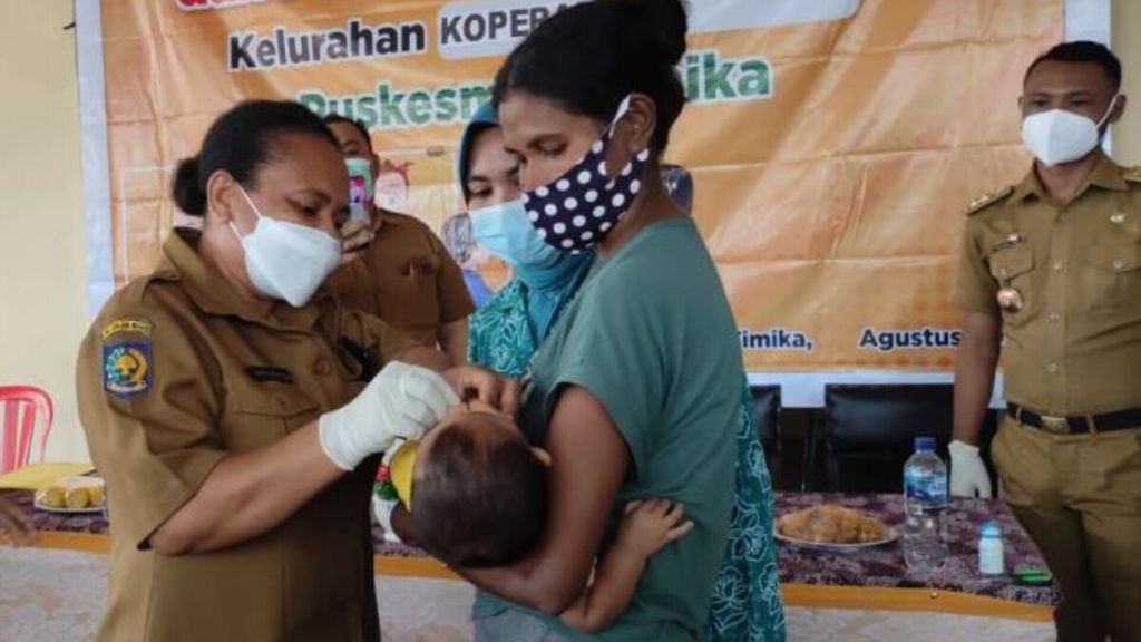 Petugas kesehatan dalam kegiatan pemberian vitamin bagi anak di salah satu puskesmas di Kabupaten Mimika, Papua Tengah, 2022.