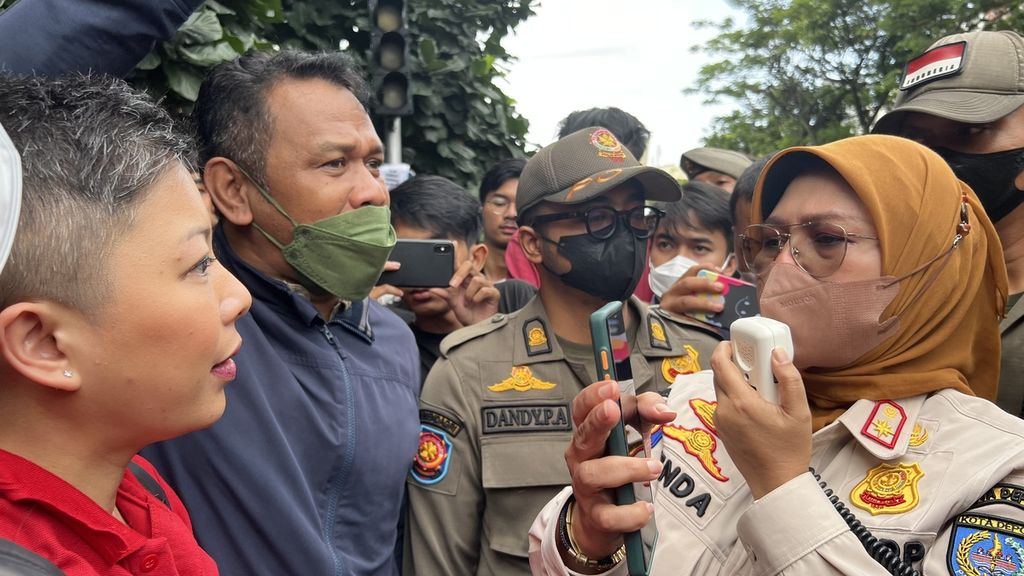 Puluhan petugas Satpol PP berusaha masuk ke dalam sekolah, tetapi dihadang orangtua, sukarelawan, dan kuasa hukum di depan SDN Pondok Cina 1 Depok Jawa Barat, Minggu (11/12/2022).