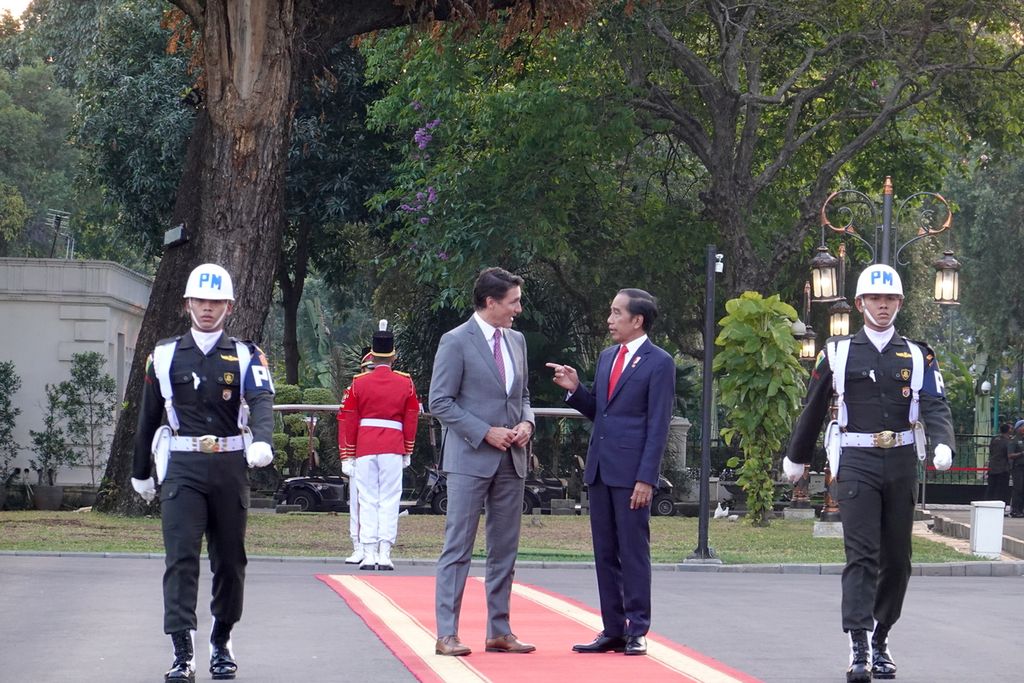  Presiden Joko Widodo menyambut kunjungan kenegaraan Perdana Menteri (PM) Kanada Justin Trudeau yang mengikuti serangkaian pertemuan Konferensi Tingkat Tinggi (KTT) ke-43 ASEAN di Istana Merdeka, Jakarta, Selasa (5/9/2023). 