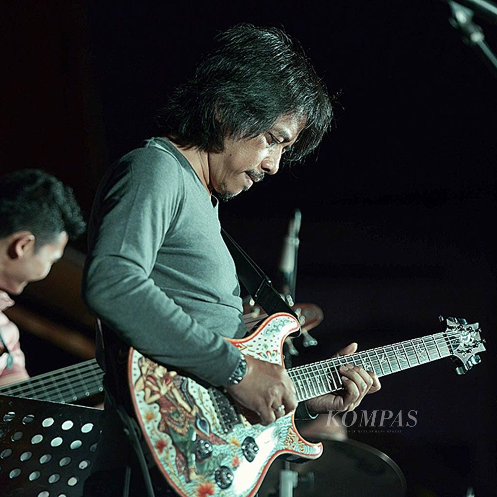 Konser Hasta Karma Dewa Budjana di Bentara Budaya Jakarta, Kamis (10/9/2015). Pada konser tersebut Dewa Budjana tampil bersama Martin Siahaan (<i>keyboard</i>), Saat (seruling), Shadu Rasjidi (bas), dan Sandy Winarta (drum).