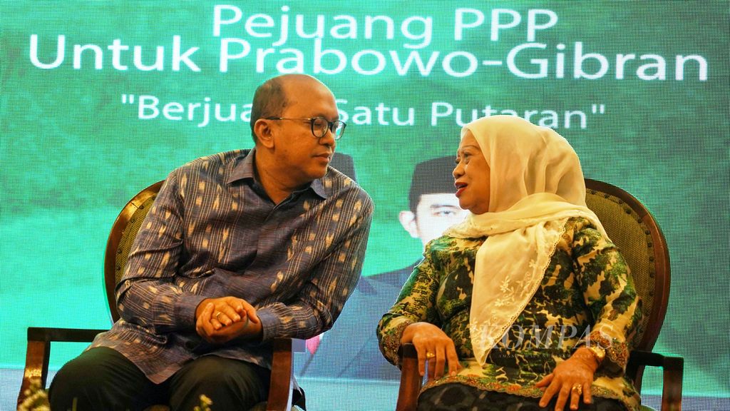 Ketua Tim Kampanye Nasional Prabowo-Gibran, Rosan P Roeslani (kiri), berbincang dengan Wakil Sekretaris Majelis Pertimbangan DPP PPP Hizbiyah Rochim saat hadir dalam acara Pejuang Partai Persatuan Pembangunan (PPP) memberikan Deklarasi Dukungan kepada Prabowo-Gibran di Hotel Ambhara, Jakarta Selatan, Kamis (28/12/2023).