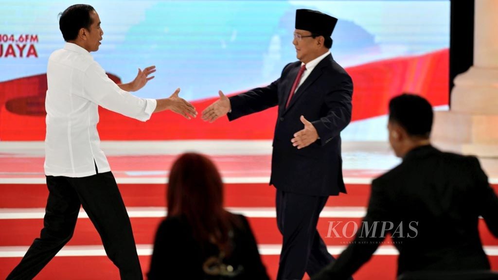 Calon presiden nomor 01, Joko Widodo, dan calon presiden nomor 02, Prabowo Subianto, saling menyambut dengan ekspresi gembira setelah mengakhiri debat kedua calon presiden Pemilu 2019 di Jakarta, Minggu (17/2/2019).