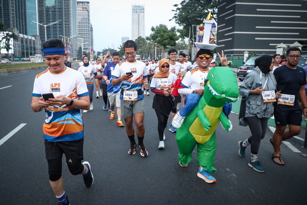 Seorang peserta berkostum unik berlari dalam acara Run The City di Jalan Jenderal Sudirman, Jakarta, Sabtu (1/7/2023). Run The City menjadi ajang pemanasan bagi para pelari untuk menyambut LPS Monas Half Marathon yang akan digelar pada Minggu, 2 Juli 2023. 