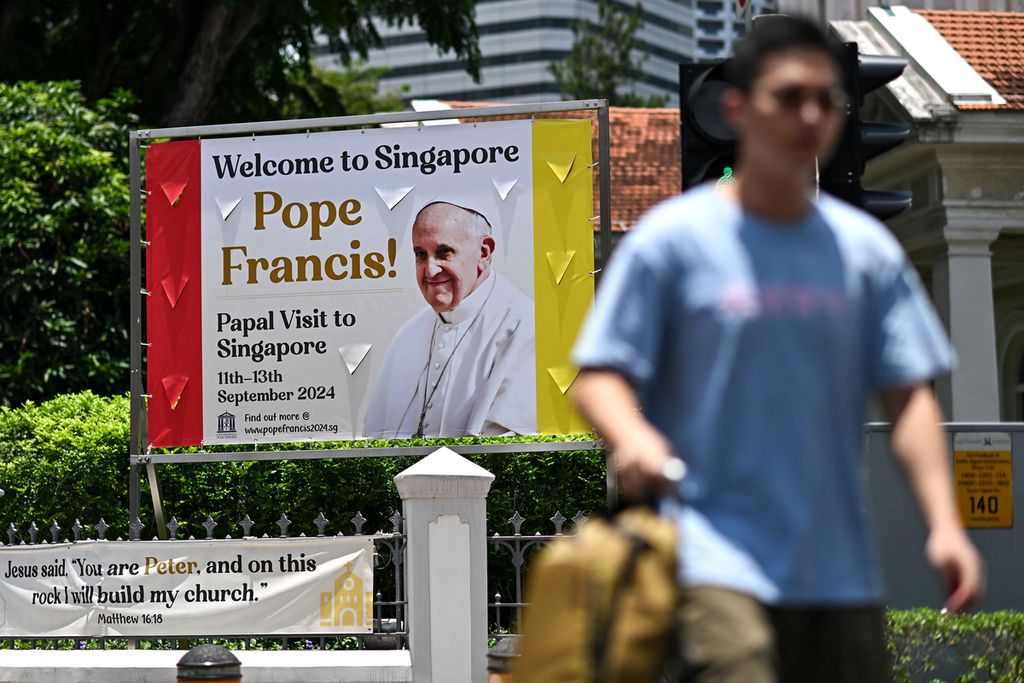 Papan reklame yang bertuliskan ucapan selamat datang untuk menyambut Paus Fransiskus terpasang di depan Katedral Gembala Baik, Singapura, Rabu (11/9/2024). Seperti halnya kunjungan di negara lainnya, warga Singapura berharap kunjungan Paus Fransiskus juga akan turut menyebarkan pesan cinta, perdamaian, dan persatuan kepada seluruh umat manusia.