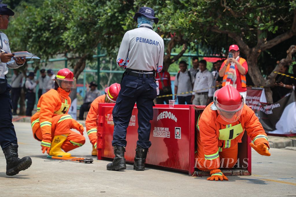 Peserta melakukan simulasi melewati gorong-gorong saat bertanding dalam Jakarta Fire Safety Challenge di kantor Dinas Penanggulangan Kebakaran dan Penyelamatan DKI Jakarta, Selasa (7/11/2023).