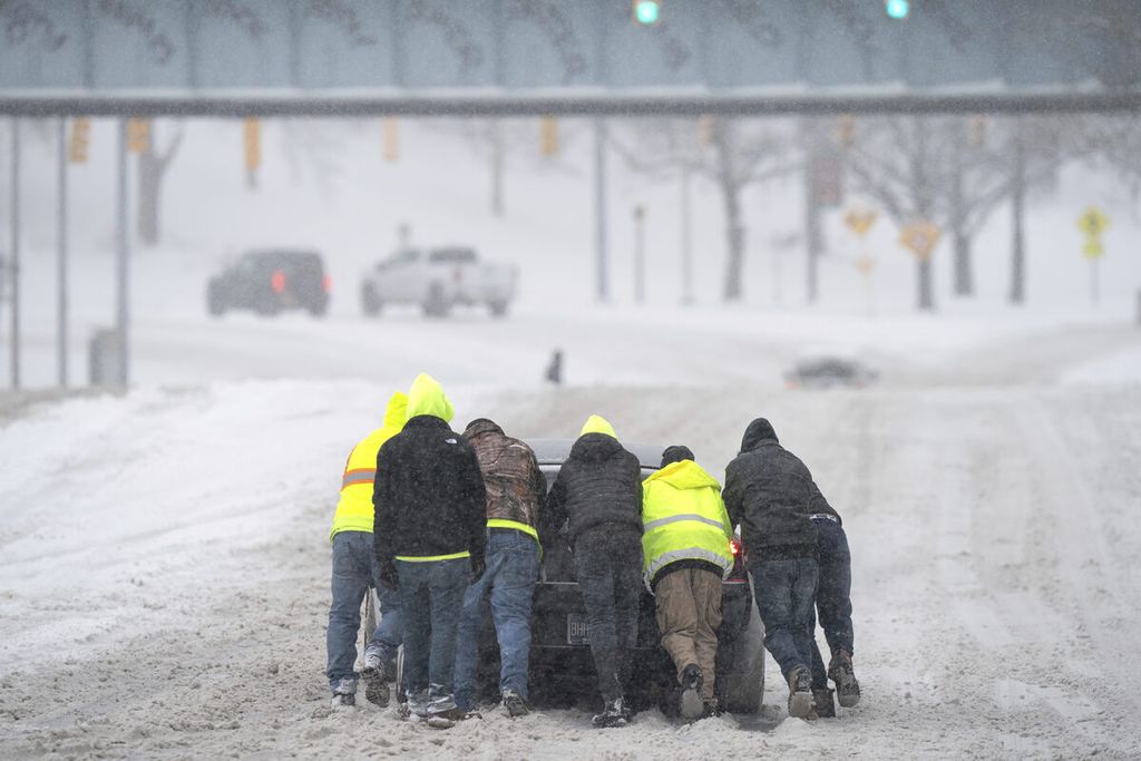 Warga membantu orang yang terdampar di mobil yang mogok setelah badai musim dingin di Nashville, Tennessee, Amerika Serikat, 15 Januari 2024.