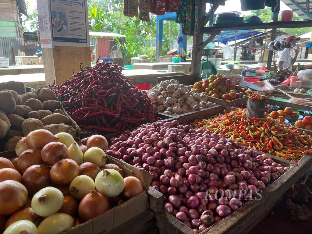 Tumpukan bahan pangan, seperti cabai, tomat, dan bawang, di Pasar Waiheru, Ambon, Maluku, Senin (4/3/2024).