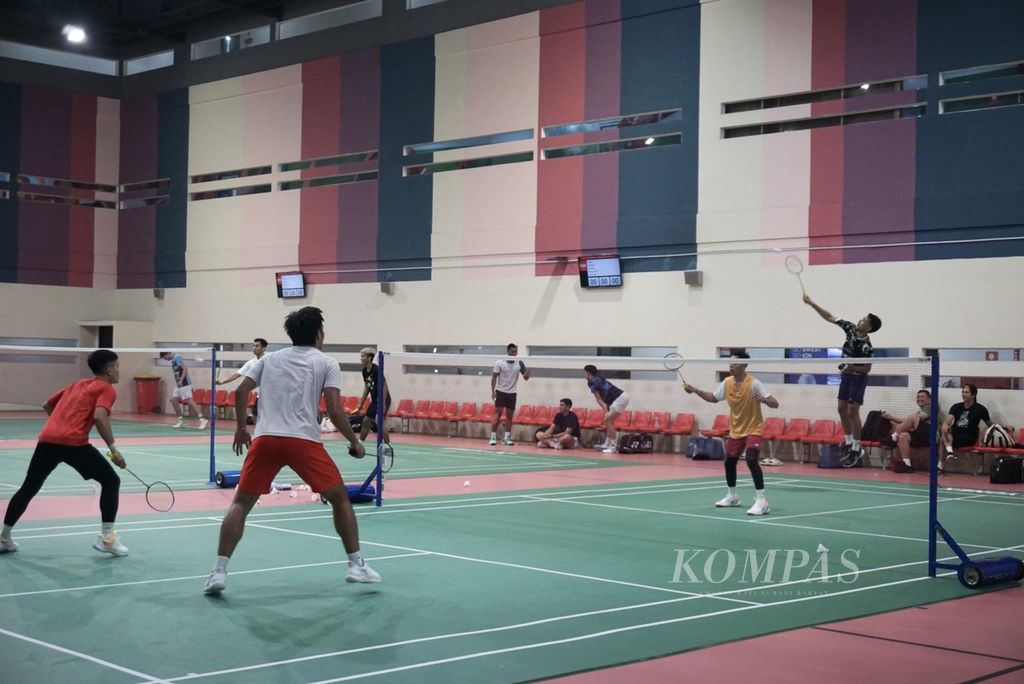 Dua pasangan ganda putra Indonesia, Fajar Alfian/Muhammad Rian Ardianto dan Leo Rolly Carnando/Daniel Marthin, berlatih bersama di GBK Arena, Jakarta, Senin (22/1/2024), menjelang Indonesia Masters 2024.