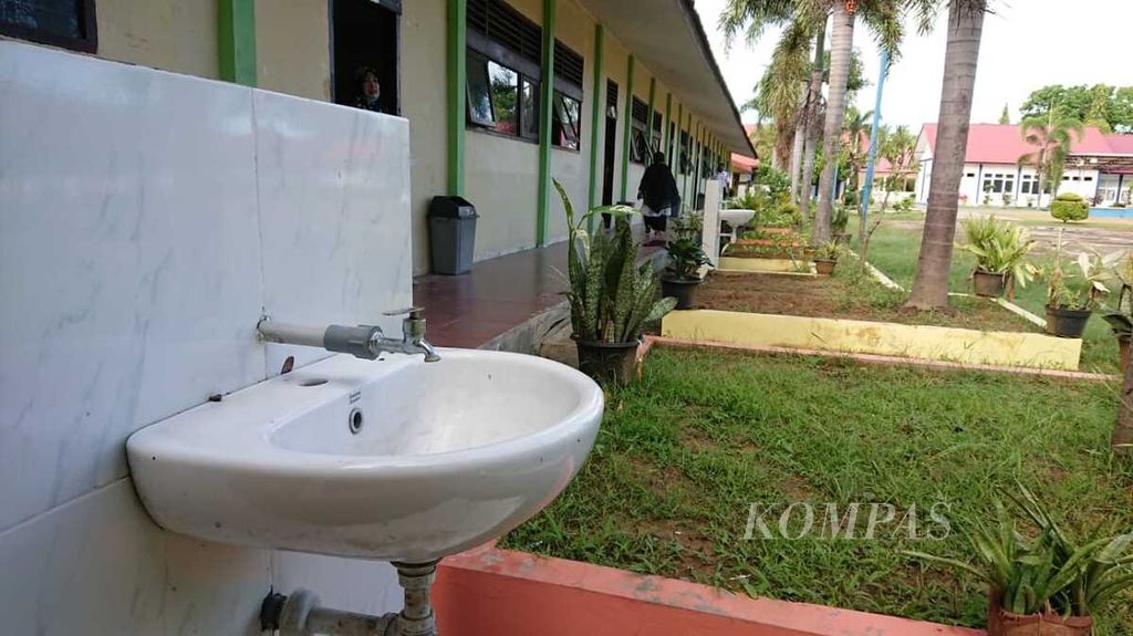 Tempat cuci tangan yang dibangun menggunakan dana penanganan Covid-19 oleh Pemprov Aceh di SMAN 1 Krueng Barona Jaya, Aceh Besar, Provinsi Aceh, Rabu (9/3/2022), tidak berfungsi. Proyek pembangunan tempat cuci tangan di 390 sekolah itu diproses hukum oleh Polda Aceh karena diduga ada praktik korupsi.