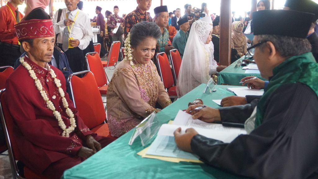 A couple participated in a mass wedding ceremony held in commemoration of the 449th anniversary of Banyumas Regency, Central Java, on Friday (28/2/2020). Out of 143 couples, the youngest was 19 years old and the oldest was 84 years old.