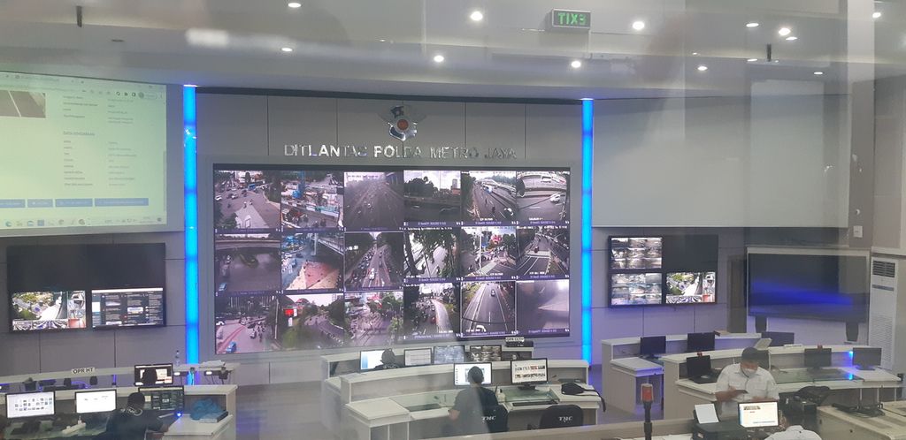Suasana ruang kerja TMC Polda Metro Jaya, Jakarta, Selasa (5/4/2022).