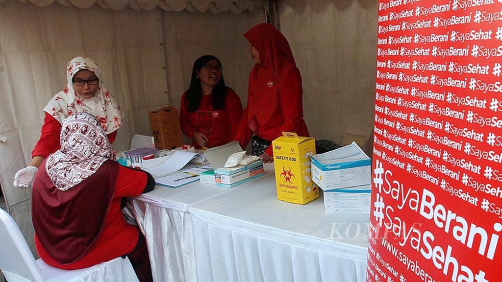 Peringatan Hari AIDS Sedunia yang diselenggarakan Forum LSM Peduli AIDS di kawasan hari bebas kendaraan bermotor Bundaran HI, Jakarta, beberapa waktu lalu, menyediakan pelayanan bagi warga untuk melakukan cek VCT atau tes HIV/AIDS. 