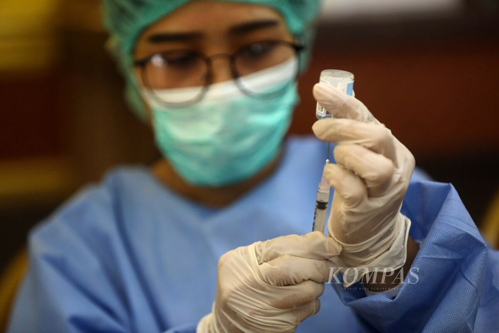 Petugas menyiapkan suntikan vaksinasi untuk tenaga kesehatan (nakes) di sentra vaksin Gelanggang Remaja Pulogadung, Jakarta, Selasa (1/8/2022). Kementerian Kesehatan memutuskan memberikan vaksin Covid-19 dosis penguat kedua bagi tenaga kesehatan. 