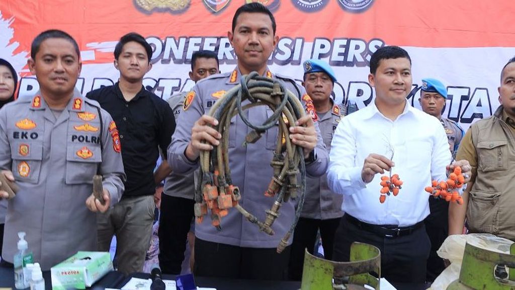 Kepala Kepolisian Resor Kota Bogor Komisaris Besar Bismo Teguh Prakoso saat menunjukkan barang bukti berupa alat suntik untuk mengoplos tabung gas berukuran 3 kg ke tabung gas berukuran 12 kg dan 50 kg. Kasus ini diungkap aparat pada Jumat (26/5/2023).