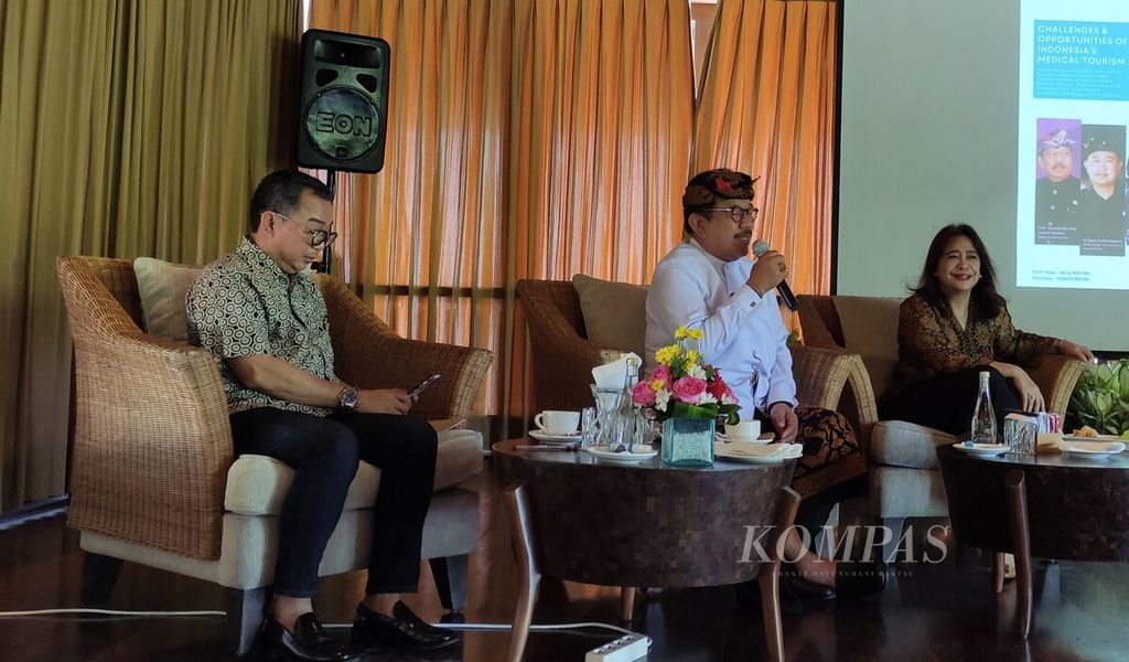 Wakil Gubernur Bali Tjokorda Oka Artha Ardana Sukawati (tengah) dalam acara diskusi di Sanur, Denpasar Selatan, Kota Denpasar, Senin (23/1/2023). Di sebelah kiri, Ketua PHRI Kota Denpasar Kota Denpasar Ida Bagus Gede Sidharta Putra. 