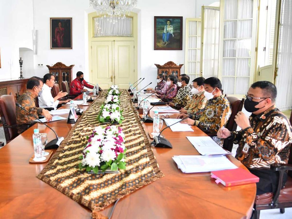 Presiden Joko Widodo didampingi Menteri Sekretaris Negara Pratikno menerima Dewan Gelar, Tanda Jasa, dan Tanda Kehormatan di Istana Kepresidenan Bogor, Jawa Barat, Kamis (3/11/2022). 