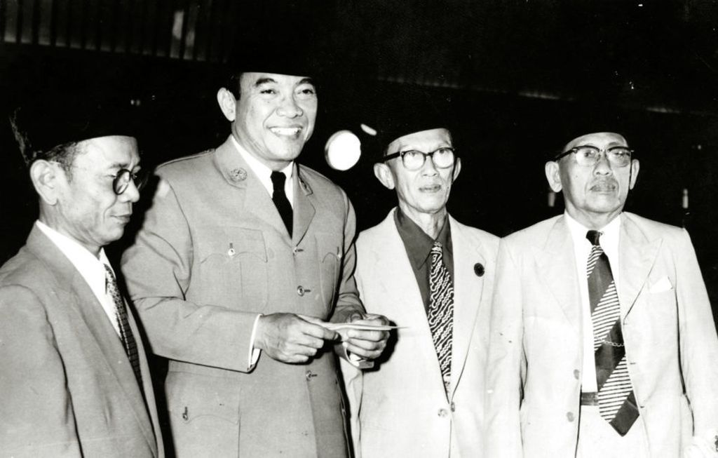 Gatot Mangkupradja berfoto dalam peringatan Tri Dasawarda Partai Nasional Indonesia.  Gambar dari kiri: Suwirjo, Presiden Soekarno, Gatot Mangkupradja dan M Sujudi.