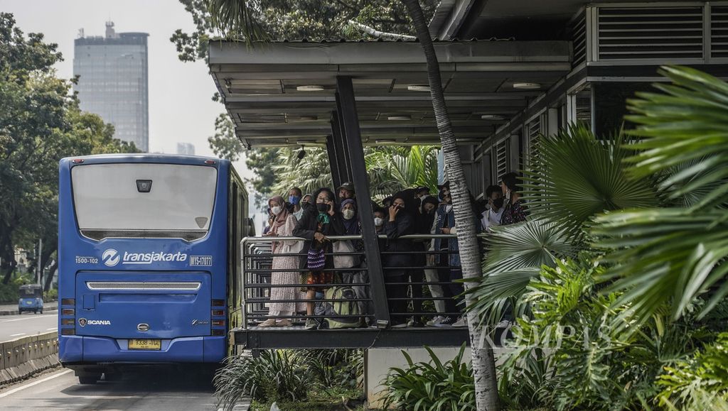 Suasana halte bus Transjakarta Museum Nasional, Jakarta, yang ramai calon penumpang, Rabu (21/12/2022). 