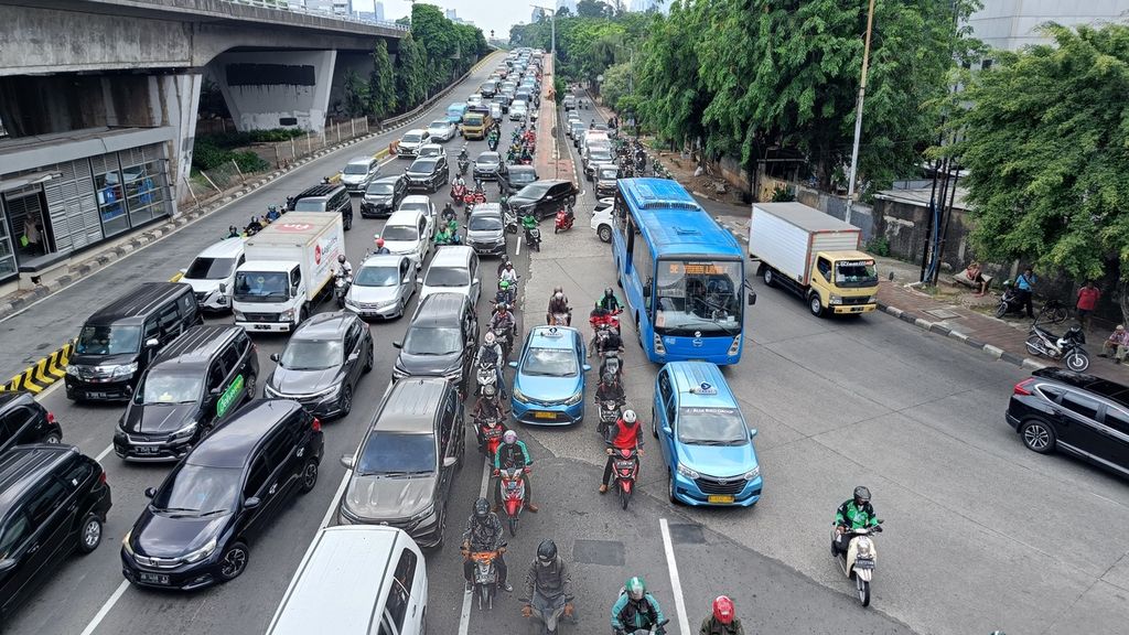Kemacetan di Jalan Gatot Subroto dekat Halte Slipi Petamburan, Tanah Abang, Jakarta Pusat, Senin (31/10/2022). Kendaraan pribadi dan angkutan umum ikut terjebak dalam rutinitas kemacetan setiap pagi.