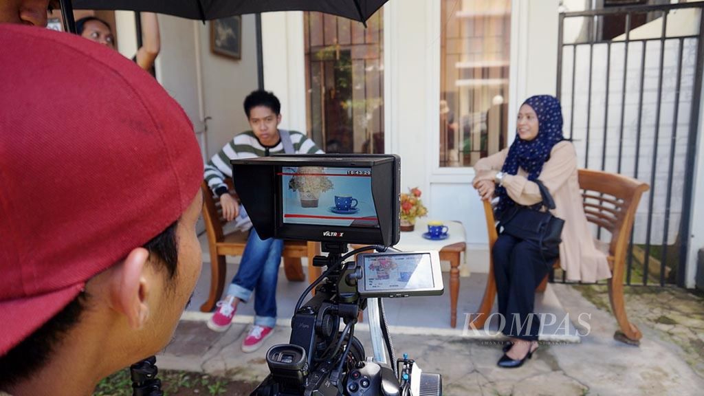 Tim produksi yang rerata berusia 20-an mempersiapkan pengambilan gambar untuk <i>shooting</i> film <i>Cindolo na Tape </i>(<i>Cinta</i>) di Tanjung Bunga, Makassar, Sulawesi Selatan, Rabu (15/2). Industri film di Makassar sedang bergeliat beebrapa tahun terakhir. Puluhan rumah produksi, belasan judul film, sejumlah sineas muda, dan miliaran rupiah lahir dari industri kreatif ini.