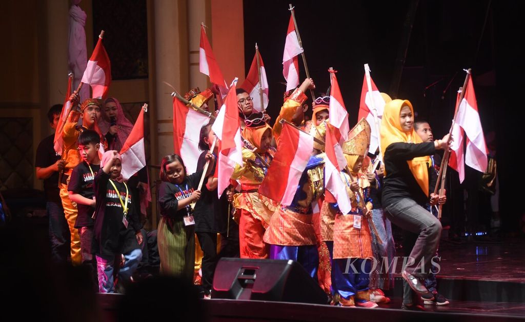 Dengan membawa bendera Merah Putih, anak-anak berkebutuhan khusus dari Istana Karya Difabel tampil bernyanyi bersama dalam Parade Musik Anak dan Difabel dalam rangka Hari Musik Nasional di Gedung Cak Durasim, Surabaya, Kamis (9/3/2023). 