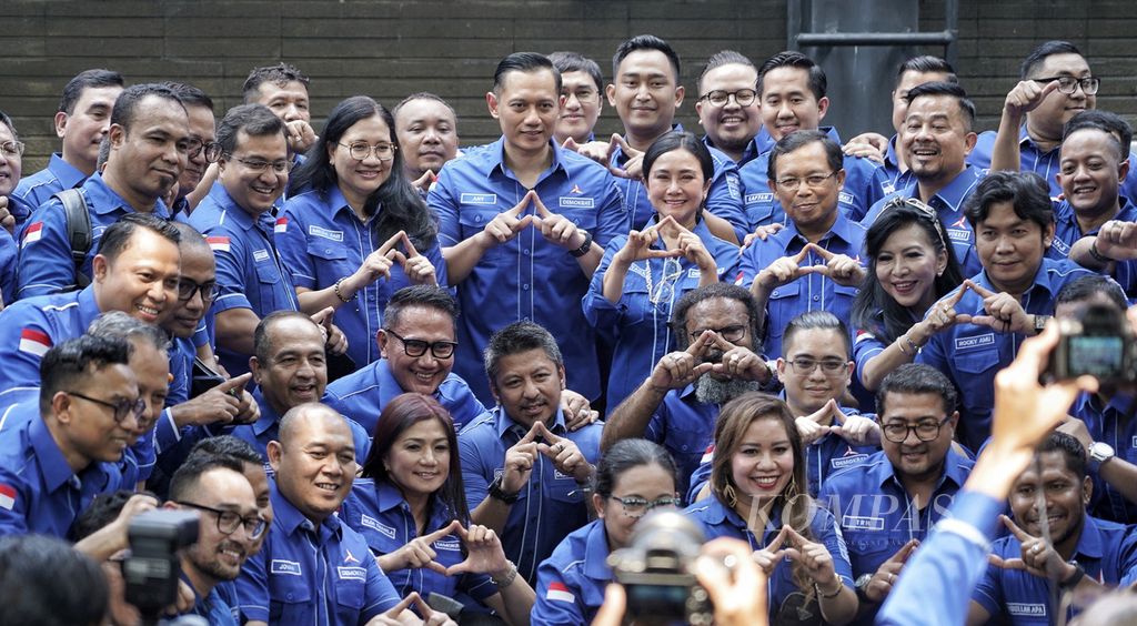Ketua Umum Partai Demokrat Agus Harimurti Yudhoyono berfoto bersama para kadernya setelah menyampaikan Pidato Awal Tahun 2023 di Kantor DPP Partai Demokrat, Jakarta, Kamis (12/1/2023). 