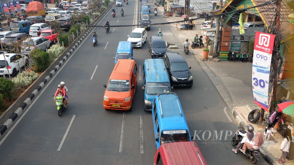 Angkot-angkot <i>ngetem </i>mencari penumpang di Jalan Margonda, Depok, Jawa Barat, Sabtu (13/7/2019).