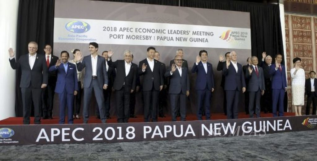 Jokowi dan Pemimpin Apec - Presiden Joko Widodo mengikuti sesi foto bersama dengan para pemimpin negara anggota Kerja Sama Ekonomi Asia Pasifik (APEC) di APEC Haus Port Moresby, Papua Nugini, Minggu (18/11/2018). Pertemuan para pemimpin ekonomi APEC tahun ini gagal menghasilkan kesepakatan karena perbedaan pandangan yang tajam antara Amerika Serikat dengan China.
