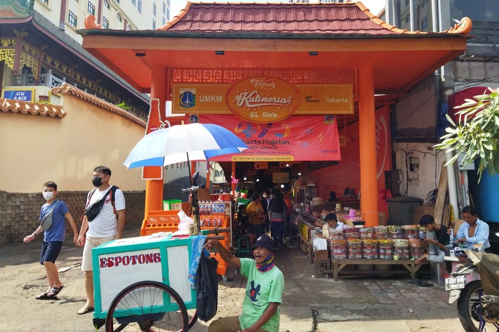 Tersedia sentra UMKM di kawasan pecinan Pancoran, Glodok, Jakarta Barat, bagi pengunjung yang ingin berbelanja. Sentra UMKM ini banyak dikunjungi warga, Minggu (3/6/2022). 