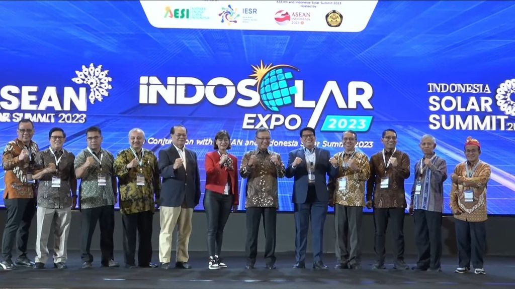 Menteri Energi dan Sumber Daya Mineral (ESDM) Arifin Tasrif (tengah) bersama para pemangku kepentingan industri panel surya tengah berfoto bersama dalam acara Indonesia Solar Summit 2023 hari kedua, di Jakarta, Rabu (26/7/2023).