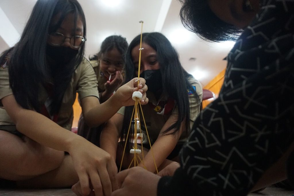Para pelajar SMA Bruderan Purwokerto bekerja sama mendirikan menara dari bahan stik dalam acara Seminar dan Workshop Pembelajaran dan Praktikum Fisika-Biologi Berorientasi STEM (Science Technology Engineering Matematics): Menggunakan Gamifikasi Berbasis Web di Purwokerto, Banyumas, Jawa Tengah, Jumat (18/11/2022). Mereka diajak mencintai <i>science </i>lewat permainan.