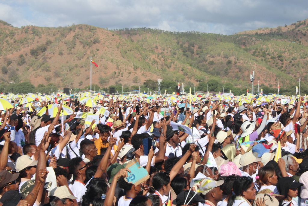 Penyambutan Paus Fransiskus di Lapangan Tasitolu, Dili,Timor Leste, Selasa (10/9/2024). Ratusan ribu orang hadir dalam misa akbar yang dipimpin Paus Fransiskus.