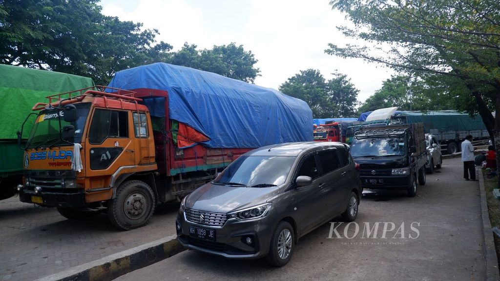 Mobil pribadi dan truk mengantre untuk naik kapal laut tujuan Surabaya di Pelabuhan Trisakti, Banjarmasin, Kalimantan Selatan, Selasa (26/4/2022). 