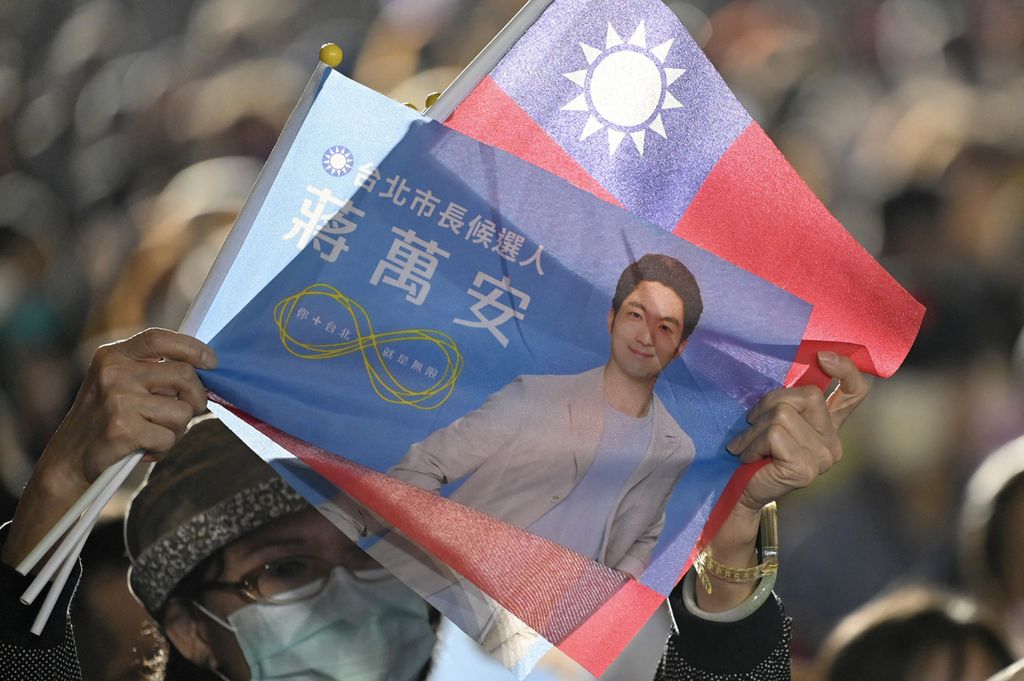  Pendukung partai oposisi Taiwan, Kuomintang, pada hari pemungutan suara pemilu lokal Taiwan, Sabtu (26/11/2022). Pemilu memperebutkan 21 kursi bupati/wali kota dan 910 DPRD. Kuomintang memenangi 367 kursi DPRD dan 13 kursi wali kota/bupati.