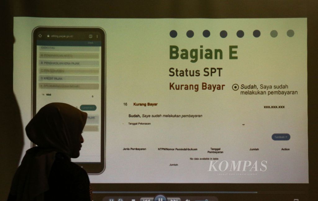 Video tutorial diputar di tempat acara pendampingan pelaporan SPT Tahunan PPh Orang Pribadi Tahun 2023 dan Pemadanan NIK-NPWP bagi karyawan dan pensiunan di Gedung Kompas Gramedia Palmerah Barat, Jakarta, Senin (4/3/2024).  