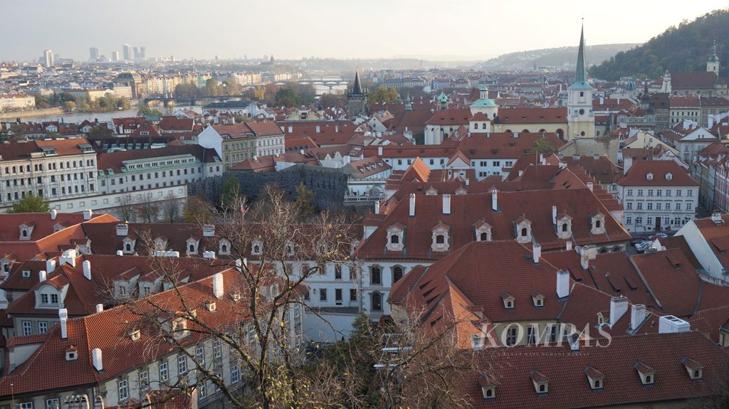 Lesser Town dilihat dari kawasan Prague Castle (atas). Kawasan kota tua menjadi salah satu tujuan wisata favorit turis yang berkunjung ke Praha, Ceko.