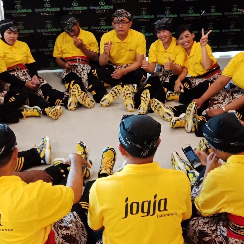 Tim dari Daerah Istimewa Yogyakarta ambil bagian dalam kegiatan Apresiasi Pendidik dan Tenaga Kependidikan (GTK) PAUD dan Dikmas Berprestasi dan Berdedikasi Tahun 2018 yang digelar Kemendikbud di Pontianak, Kalimantan Barat. Peserta mengikuti Senam Kreasi Daerah, Kamis (12/7/2018).