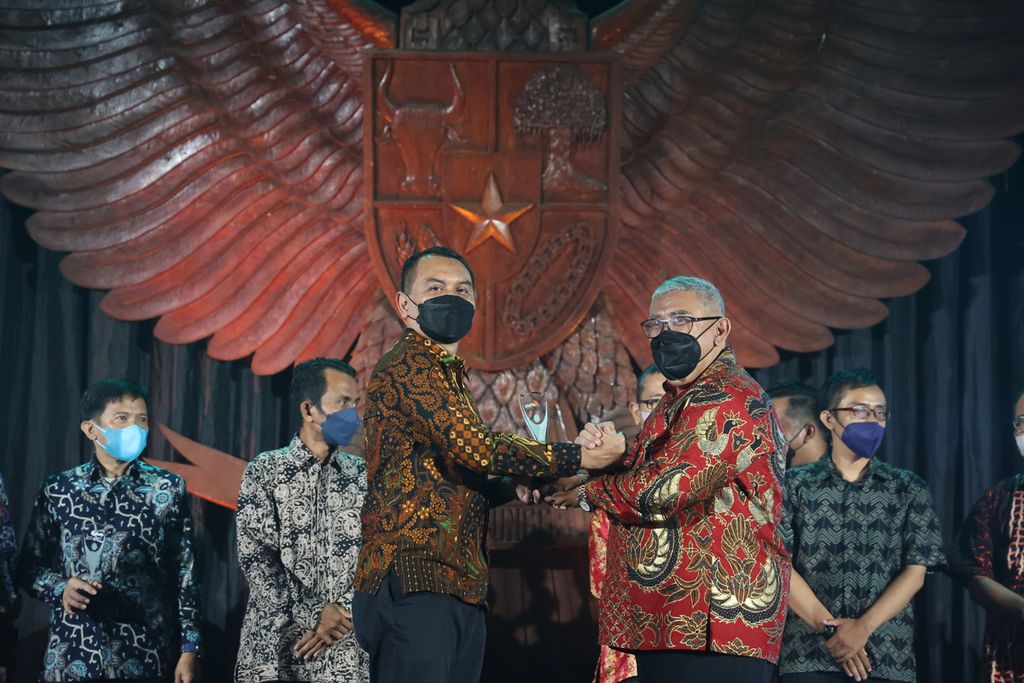 Redaktur Pelaksana Harian <i>Kompas</i> Adi Prinantyo (kiri) mewakili harian <i>Kompas</i> menerima penghargaan dalam acara SPS Awards Ke-13 di Jogja National Museum, Yogyakarta, Selasa (29/3/2022) malam. 