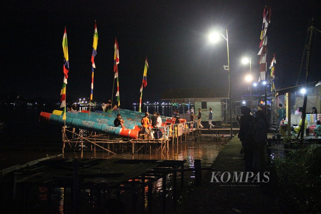 Jejeran meriam karbit di tepian Sungai Kapuas, Kota Pontianak, Kalimantan Barat, yang mengikuti festival di malam takbiran, Jumat (21/4/2023).