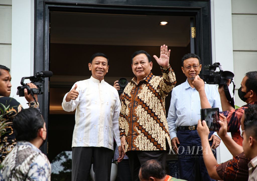 Chairman of the Presidential Advisory Council of the Republic of Indonesia Wiranto (left) greets media crews when receiving a visit from the General Chair of the Gerindra Party who is also Minister of Defense Prabowo Subianto in Jakarta, Tuesday (25/4/2023).
