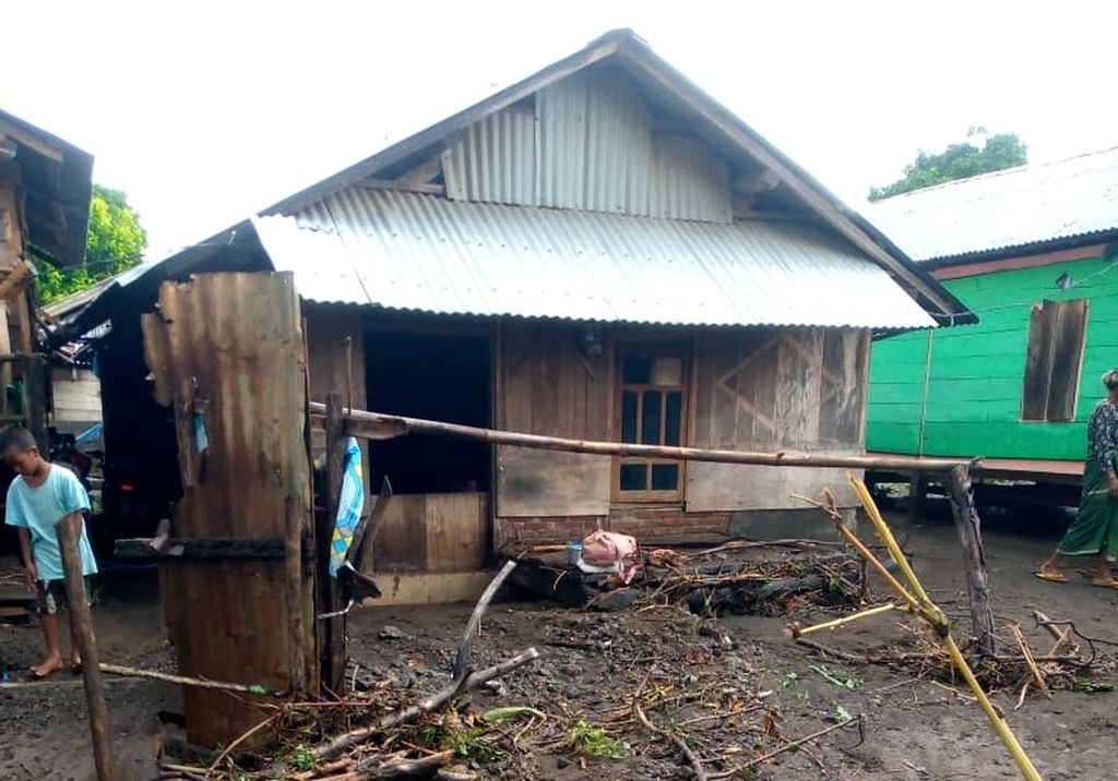 Kondisi salah satu rumah warga yang terdampak banjir di Kabupaten Sumbawa, Nusa Tenggara Barat, seperti terlihat pada Kamis (22/2/2024).