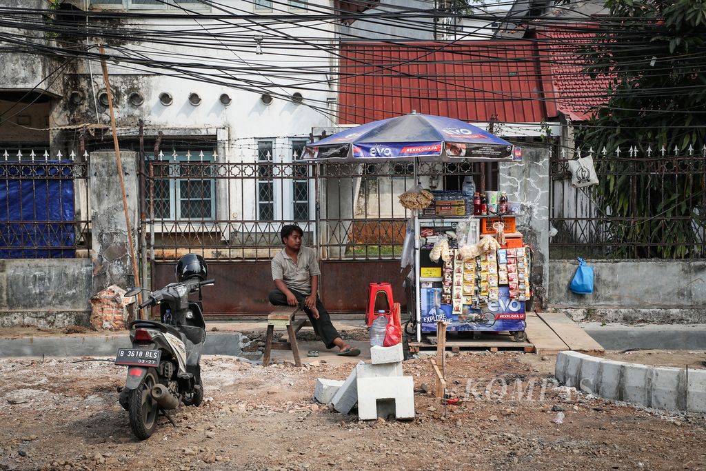 Pedagang kaki lima berjualan di sekitar proyek revitalisasi trotoar di kawasan Blok M, Jakarta Selatan, Jumat (30/7/2023).