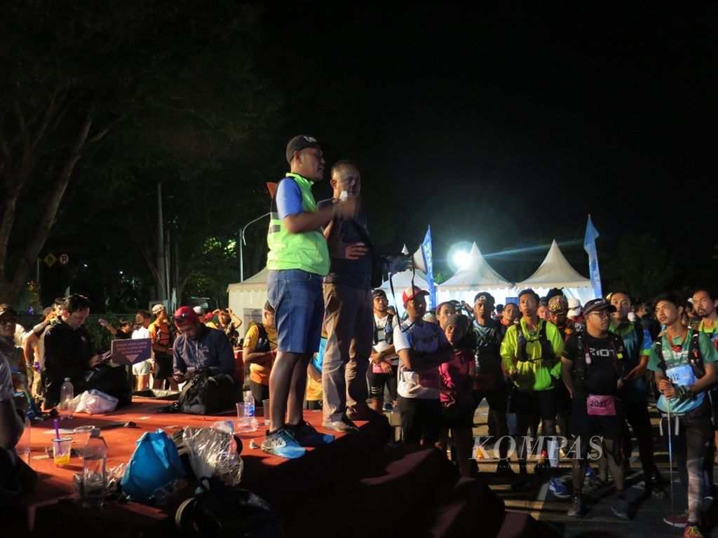 Pengarah Lomba (Race Director) Run to Care 2019, Lexi Rohi, memberi pengarahan kepada para peserta lari amal RTC sesaat sebelum mereka melakukan start pada 26 Juli 2019, di Lapangan Lumintang, Denpasar, Bali.