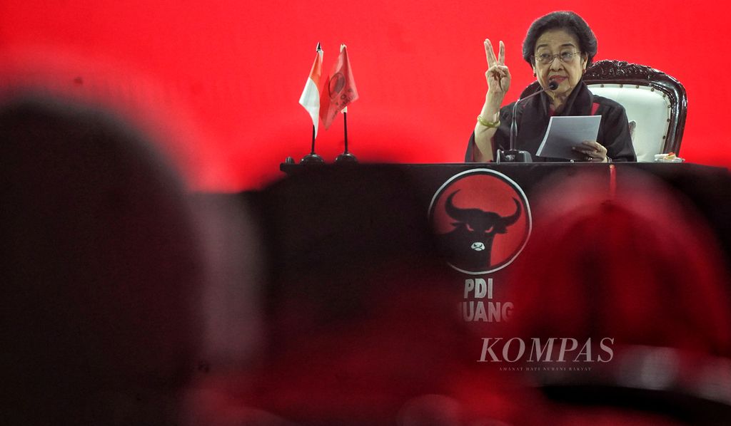 The Chairman of the Indonesian Democratic Party of Struggle, Megawati Soekarnoputri, delivered a speech at the opening of the 5th PDI-P National Meeting at Beach City International Jakarta, Ancol, Jakarta on Friday (24/5/2024).