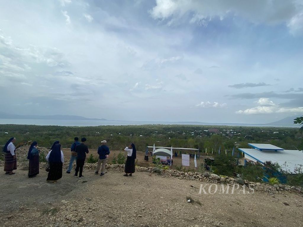 Pemandangan dari rumah susteran BLK Yayasan Gunthild Karitas Peduli di Bukit Pada, Lembata, NTT, Rabu (13/12/2023).